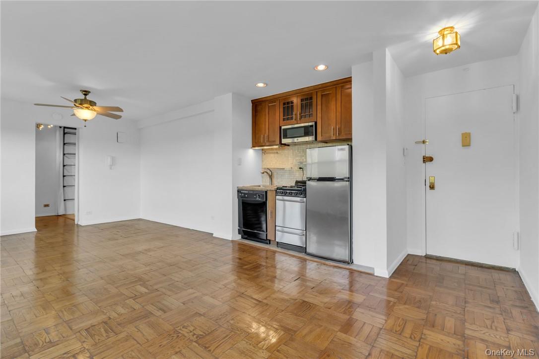 3935 Blackstone Avenue, Unit 5K photo 9