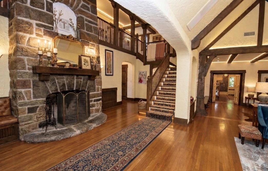 539 Manhasset Woods Road – For Sale photo 3