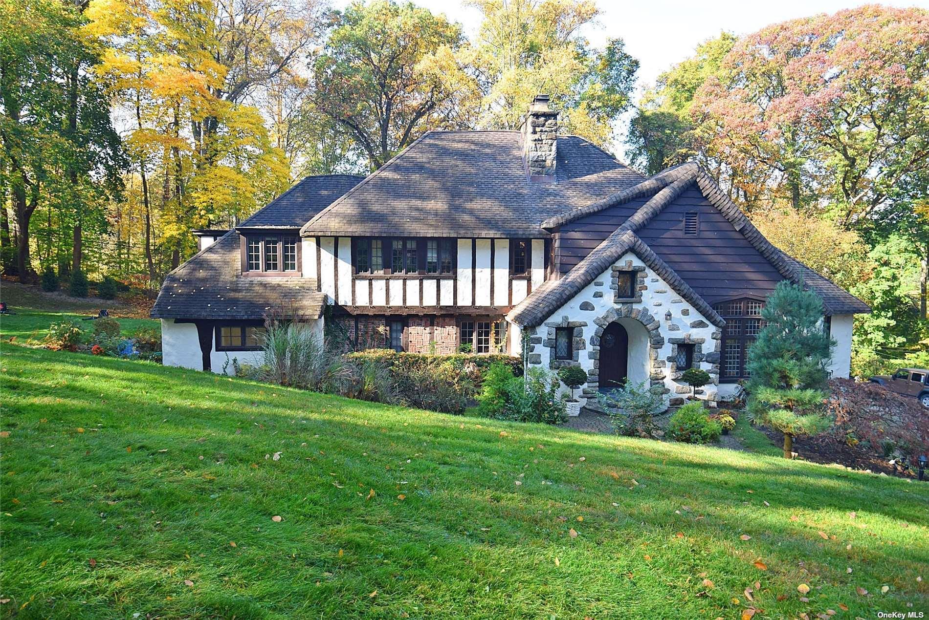 539 Manhasset Woods Road – For Sale