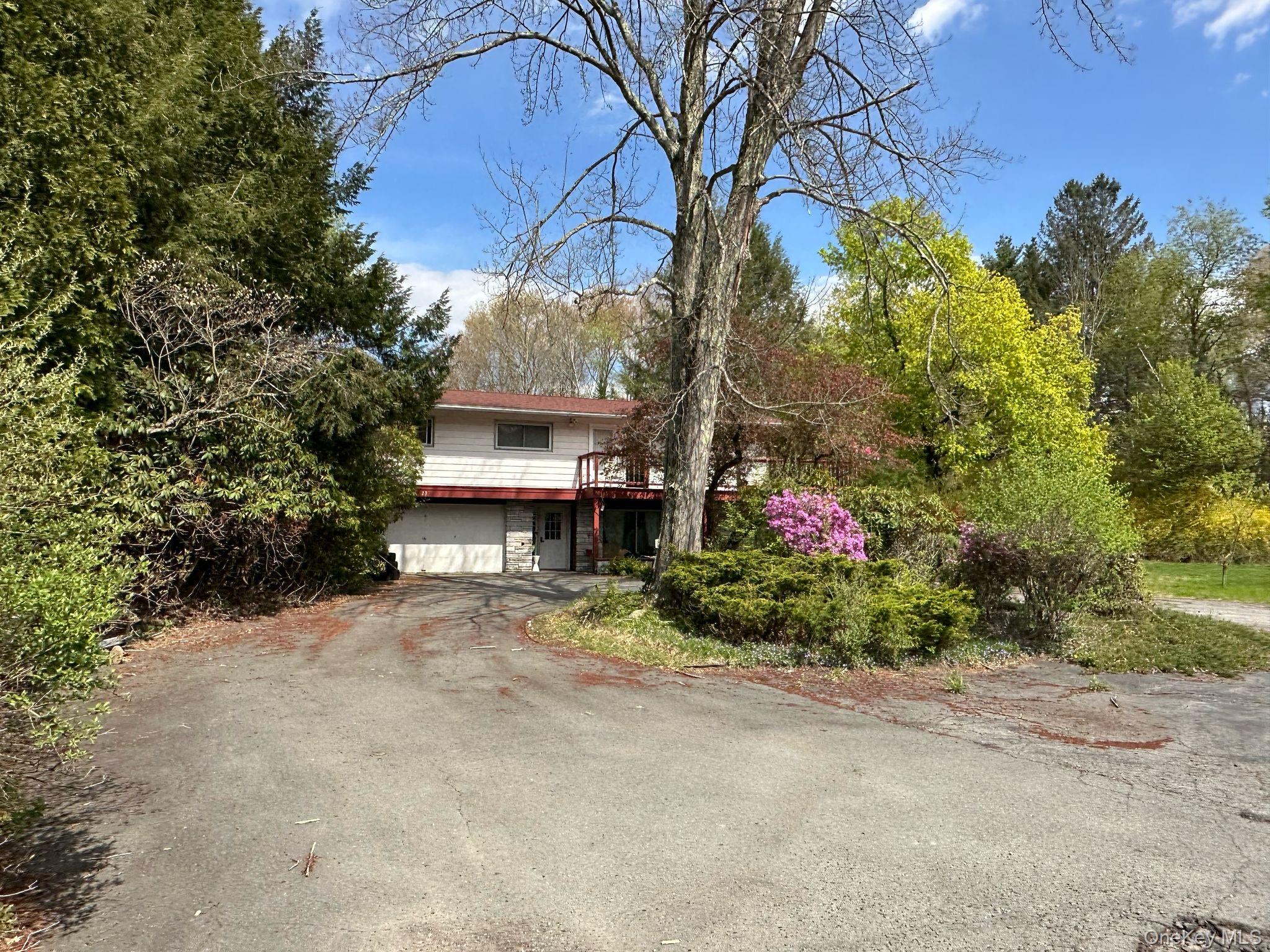 23 Diane Boulevard – For Sale photo 3