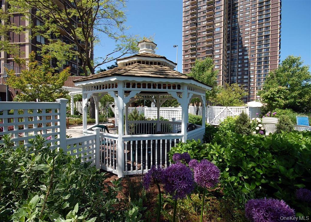 27110 Grand Central Parkway, Unit 33D photo 27