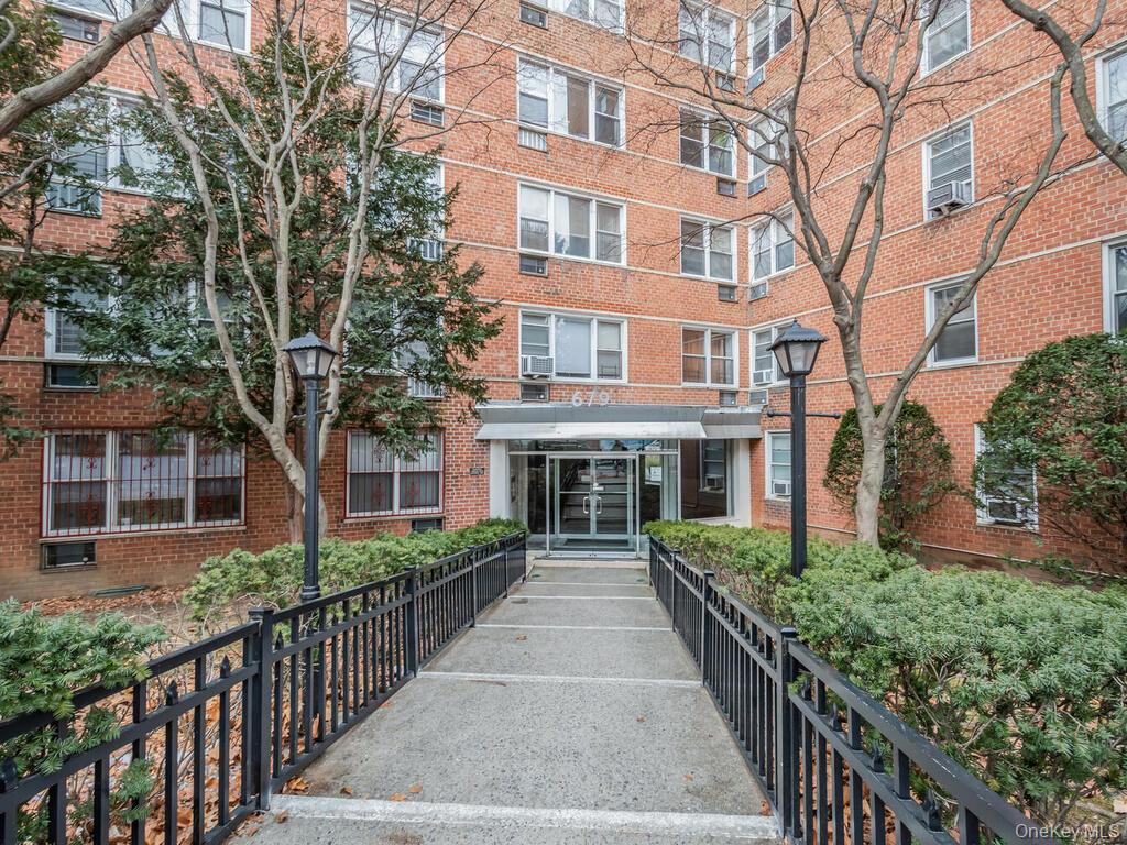 679 W 239th Street, Unit 1C photo 2