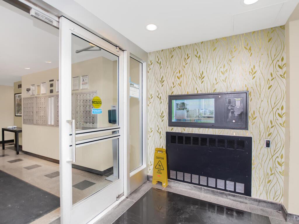 4 Fordham Hill Oval, Unit 8D photo 10