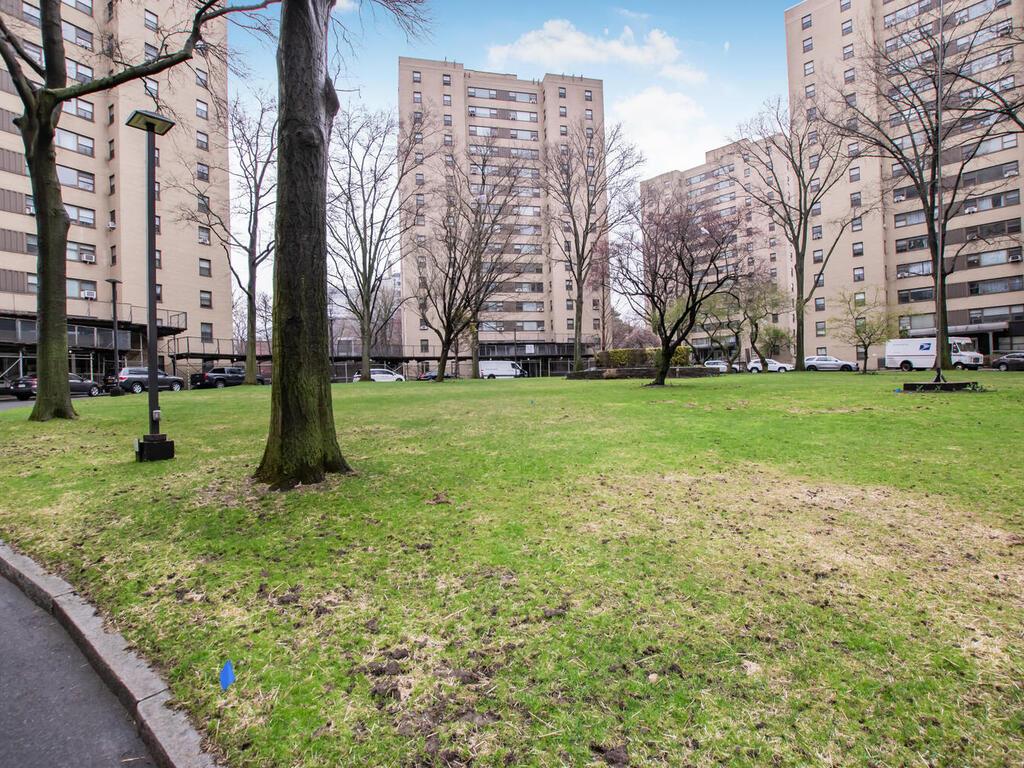 4 Fordham Hill Oval, Unit 8D photo 15