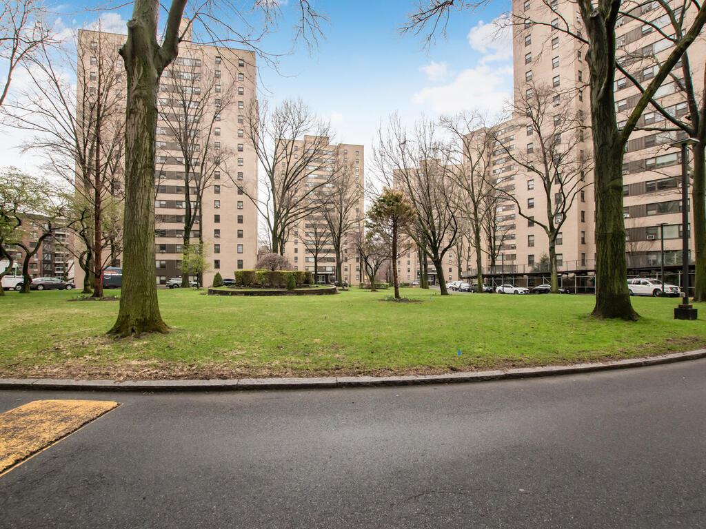 4 Fordham Hill Oval, Unit 8D photo 13