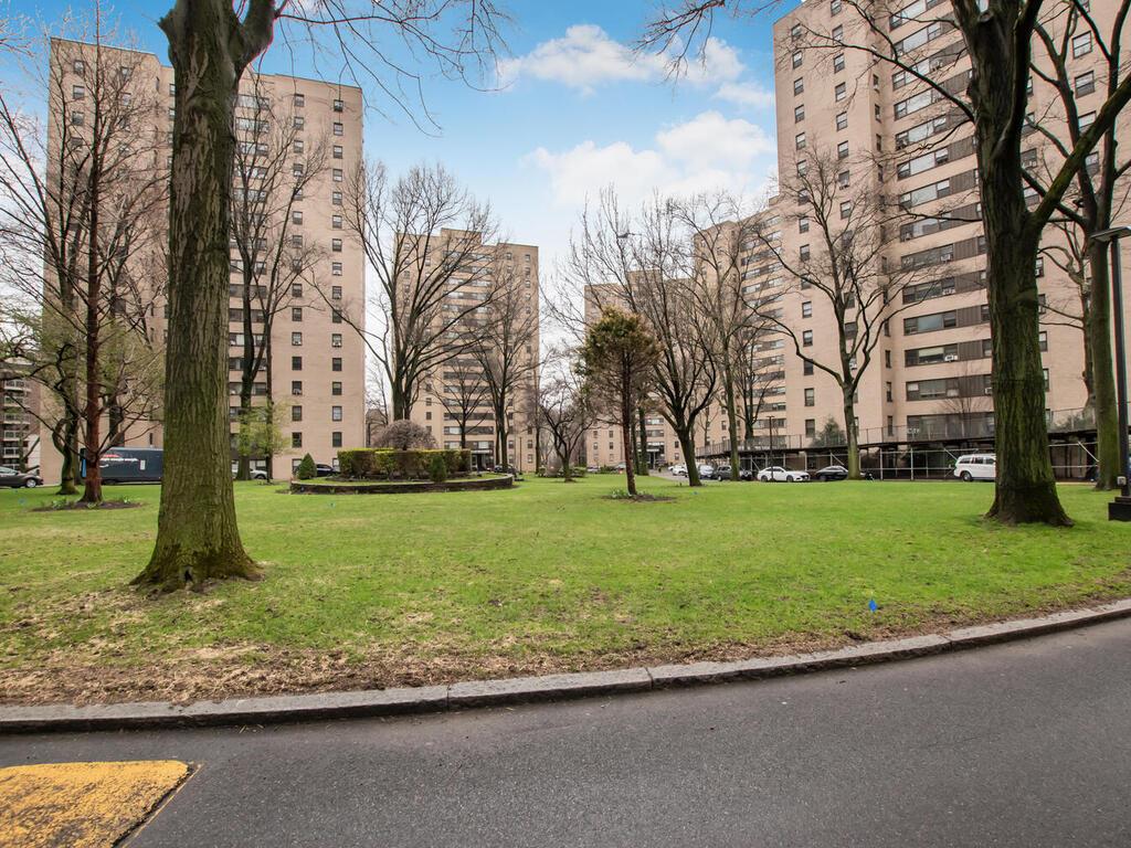 4 Fordham Hill Oval, Unit 8D photo 14