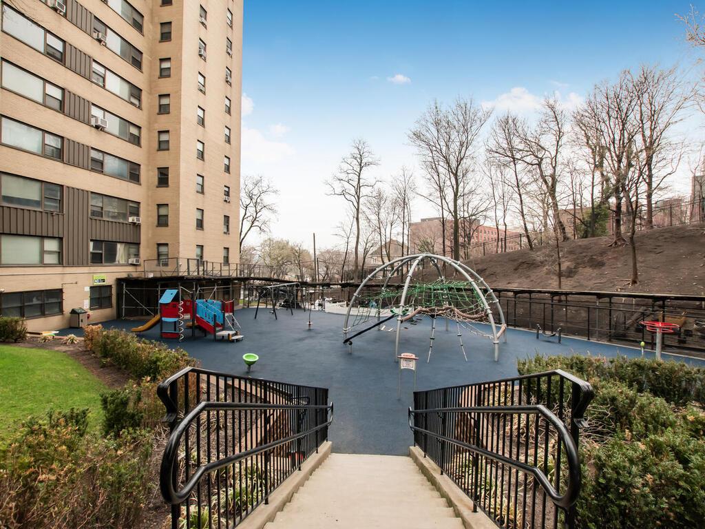 4 Fordham Hill Oval, Unit 8D photo 12
