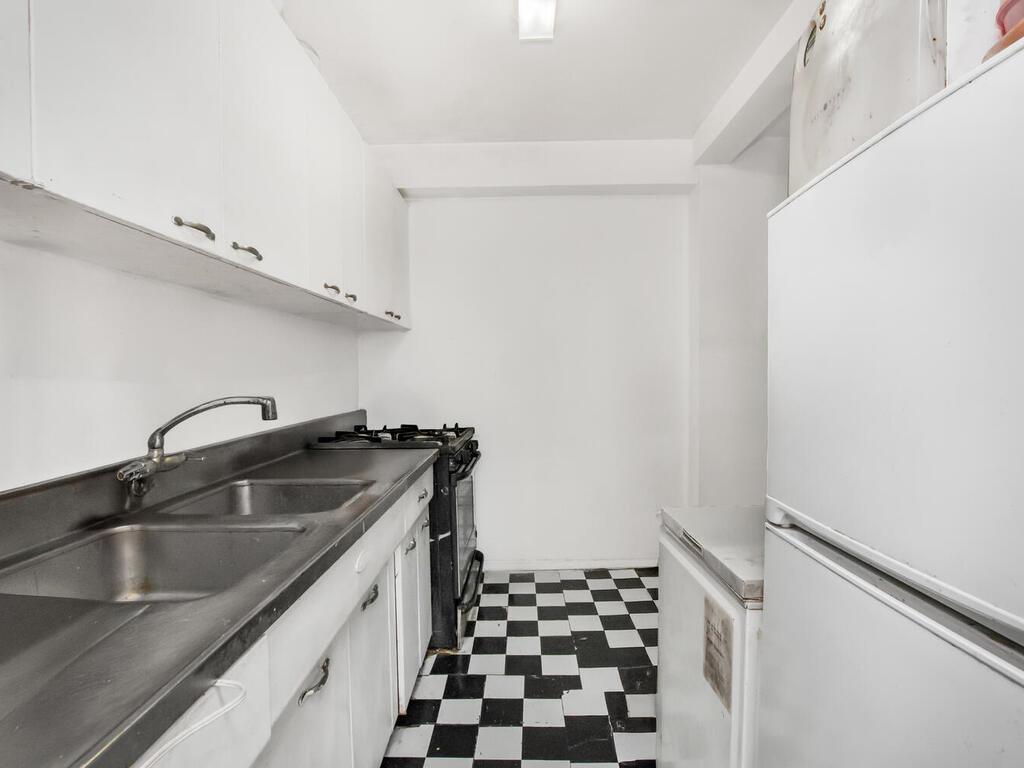 4 Fordham Hill Oval, Unit 8D photo 4