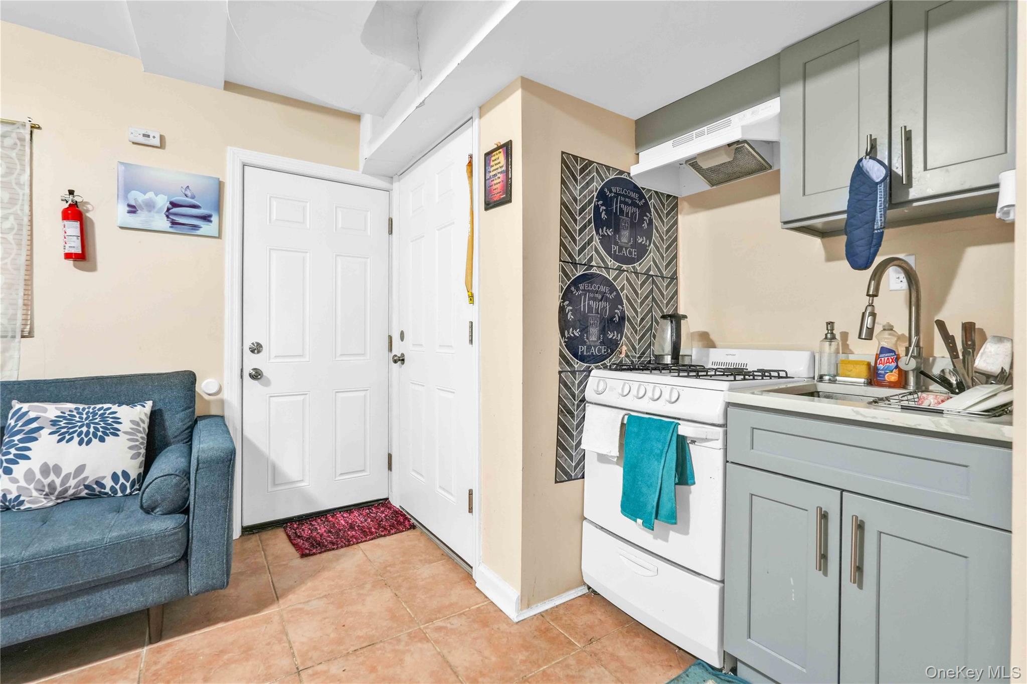 2723 Colden Avenue – For Sale photo 2
