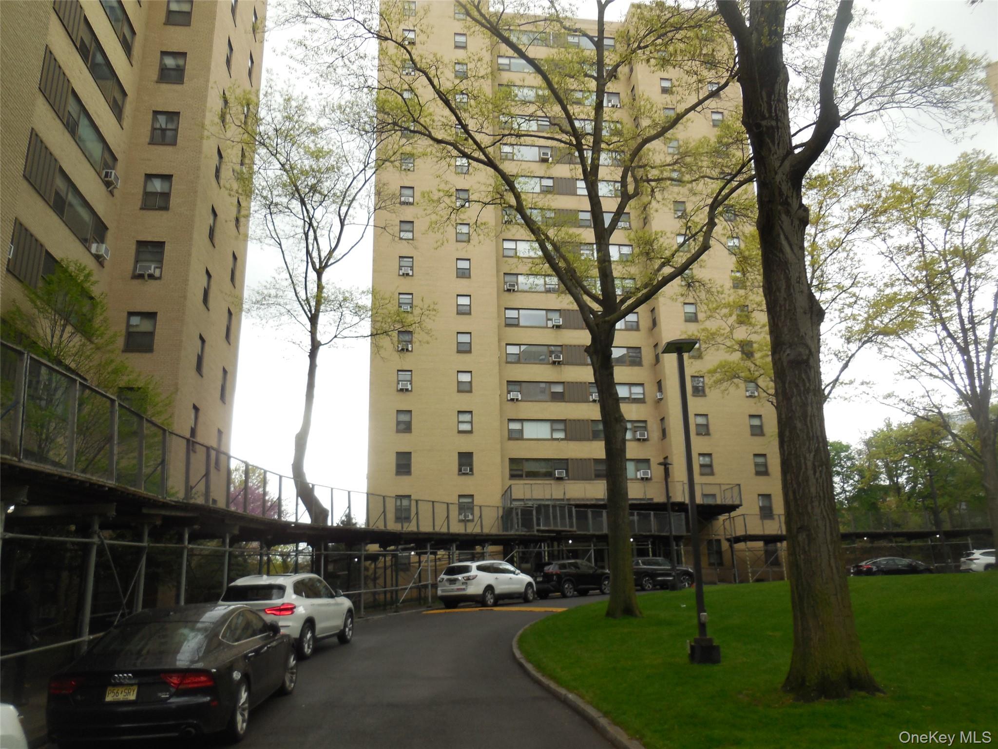 4 Fordham Hill Oval, Unit 5E