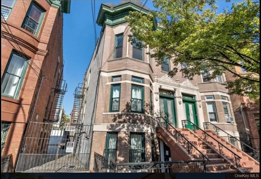 749 Kelly Street – For Rent