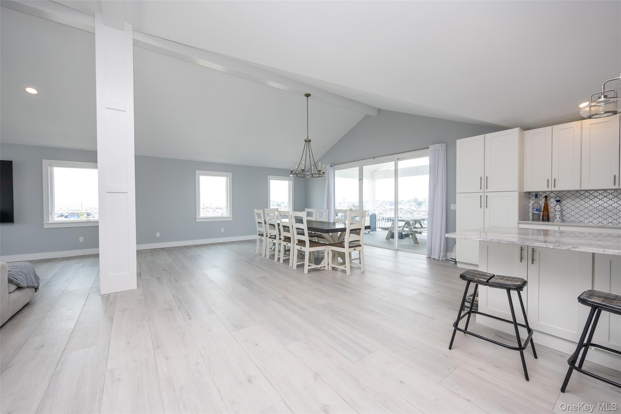 390 E Shore Road – For Sale photo 11
