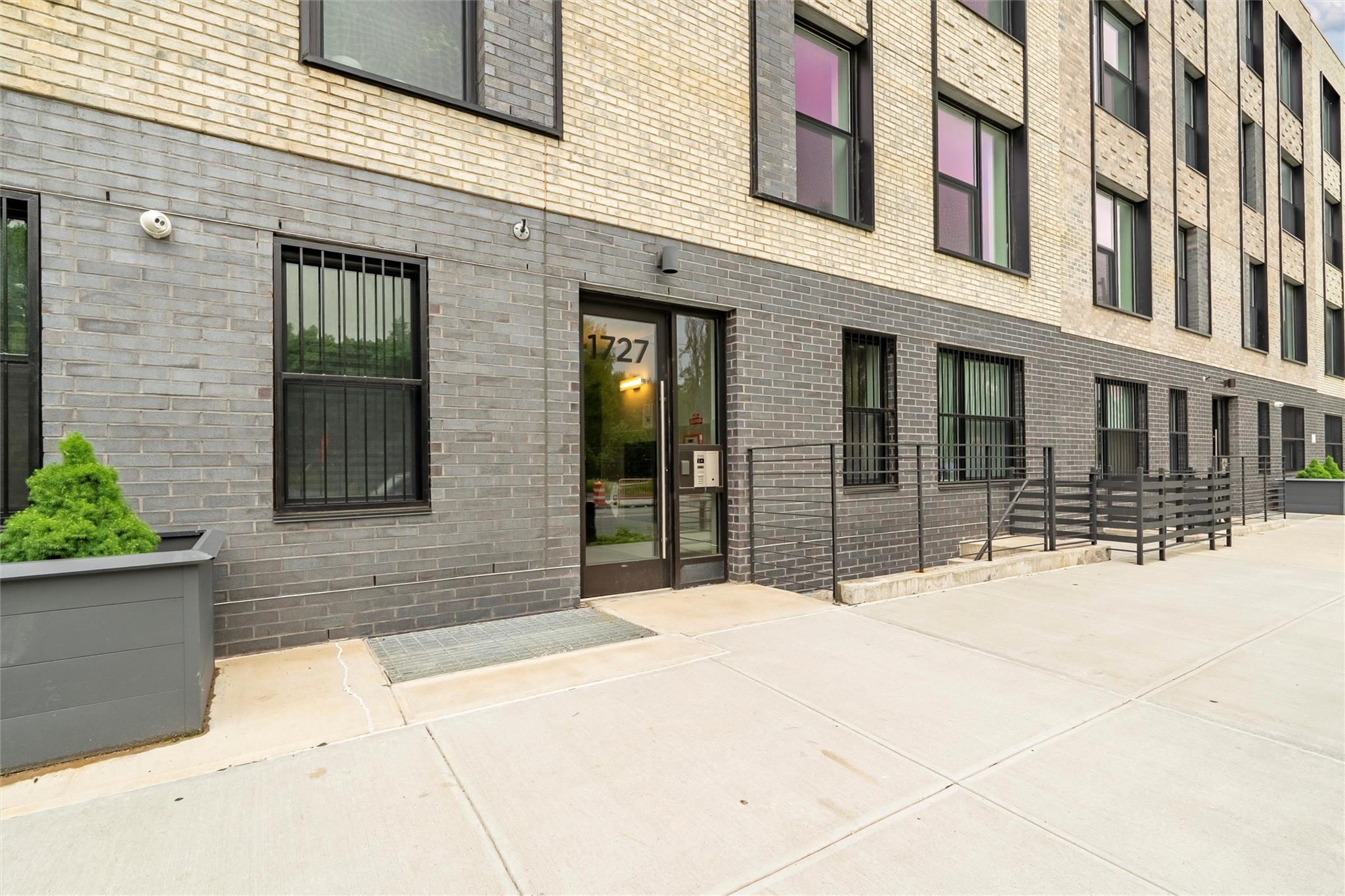 1727 Lacombe Avenue, Unit 4B photo 4