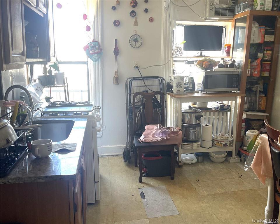 567 Saint Johns Place, Unit 8 photo 6