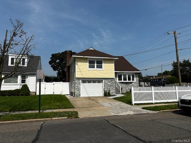 558 Oxford Road – For Sale
