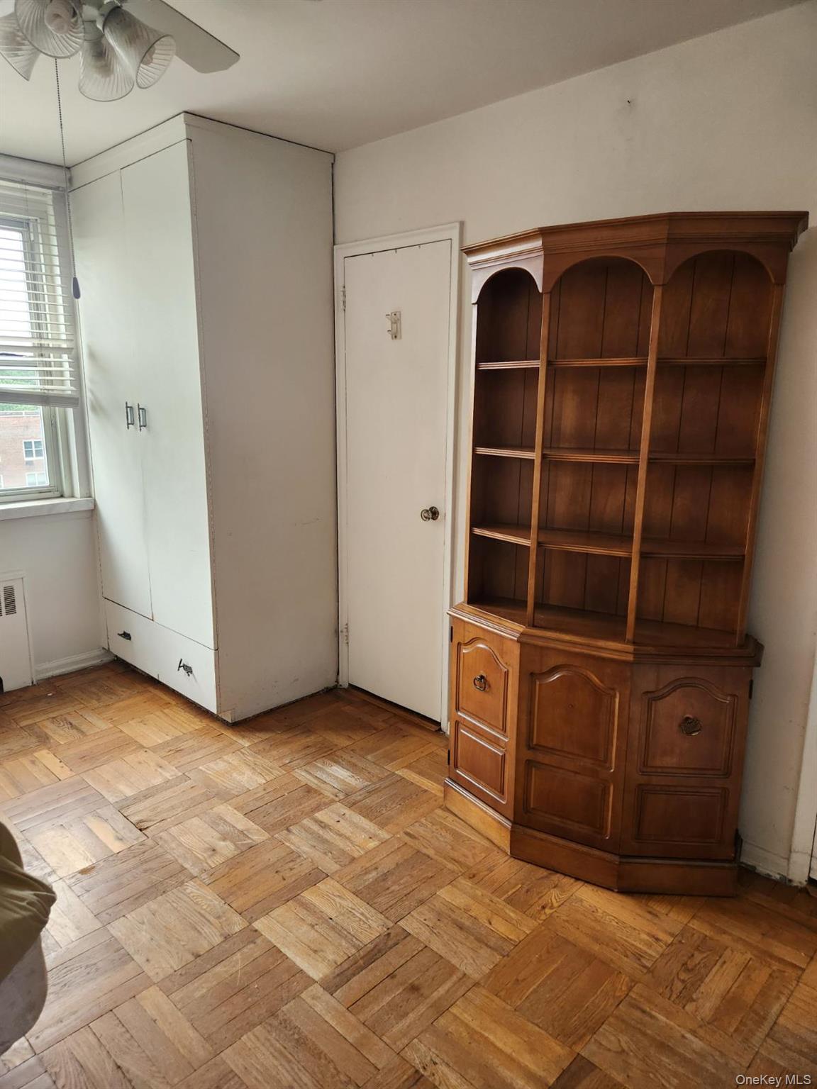 80 Knolls Crescent, Unit 8M photo 3
