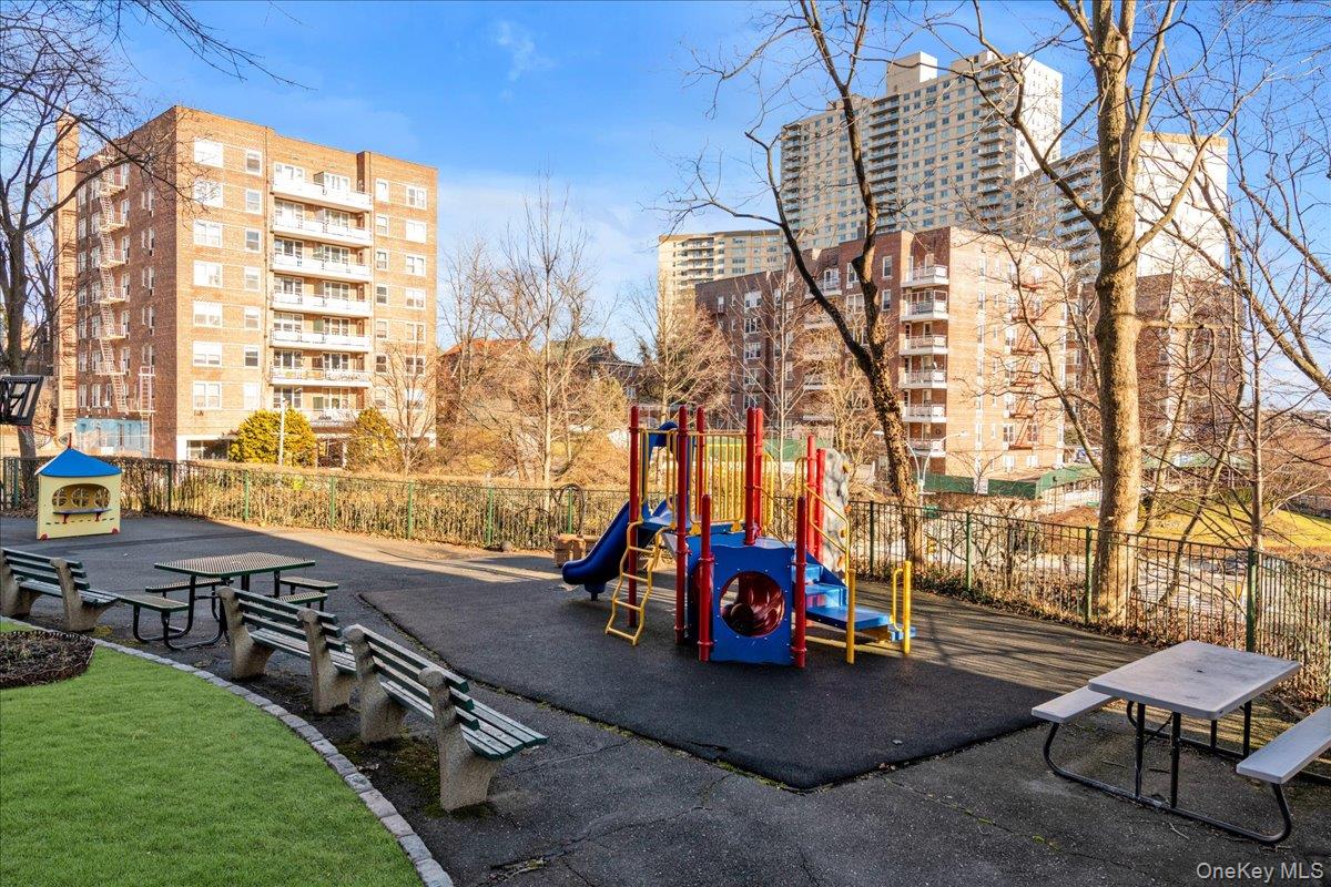 80 Knolls Crescent, Unit 8M photo 9