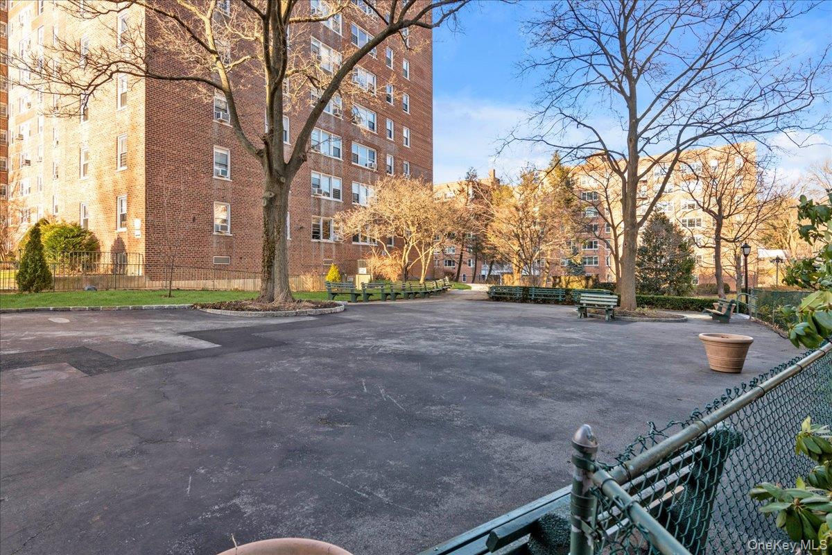 80 Knolls Crescent, Unit 8M photo 10