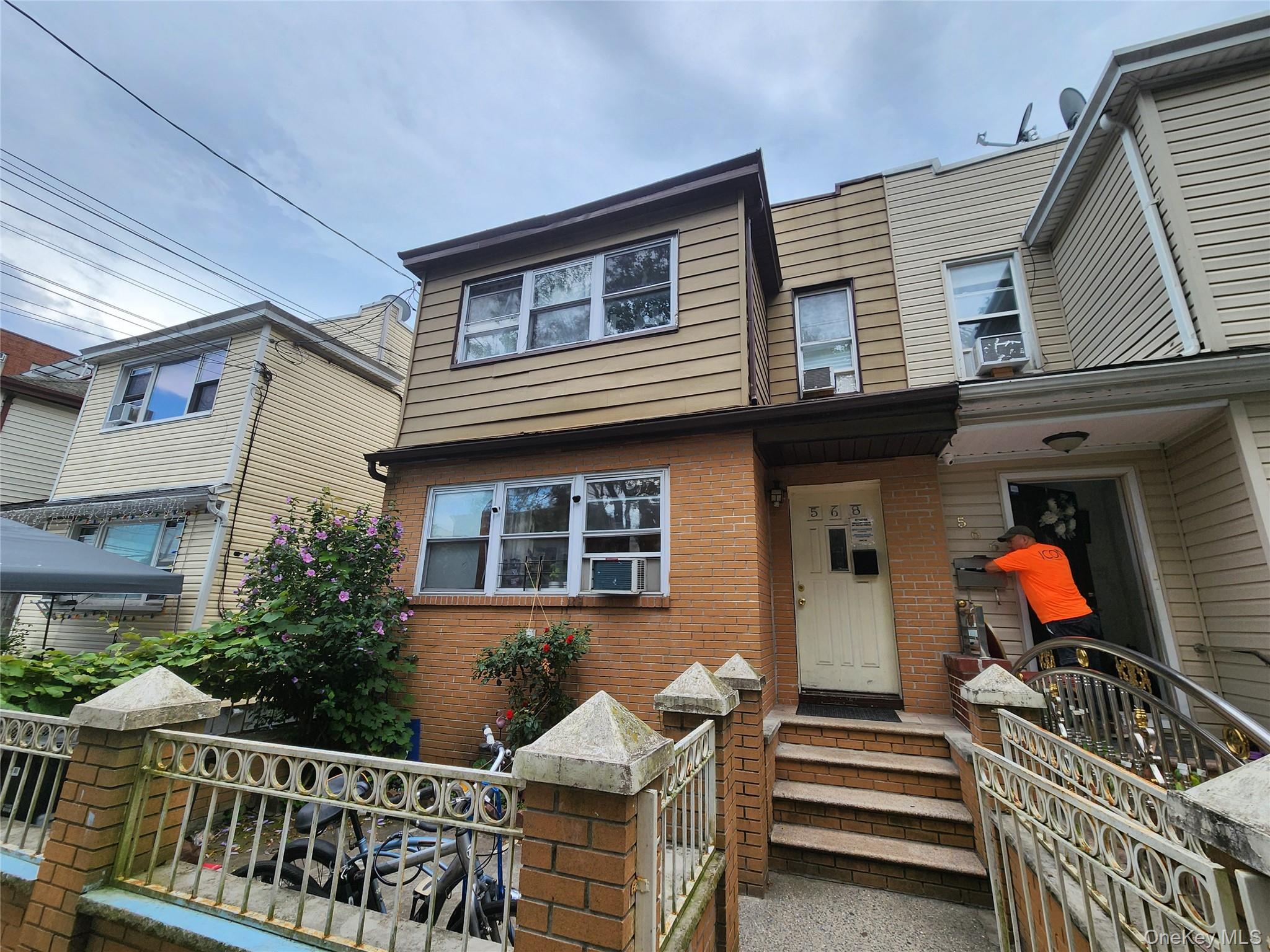 568 Drew Street – For Sale