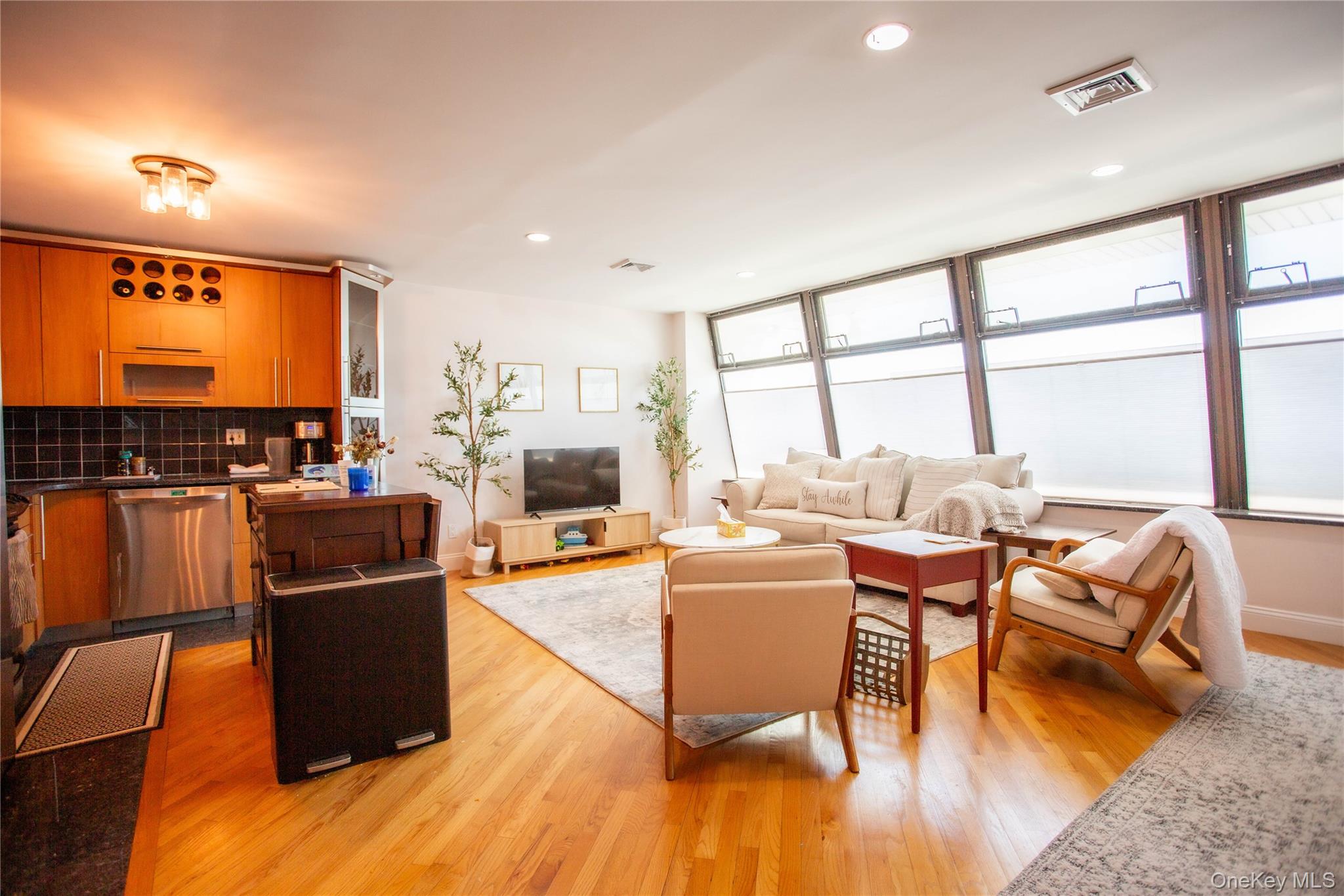 521 W Broadway, Unit B photo 8