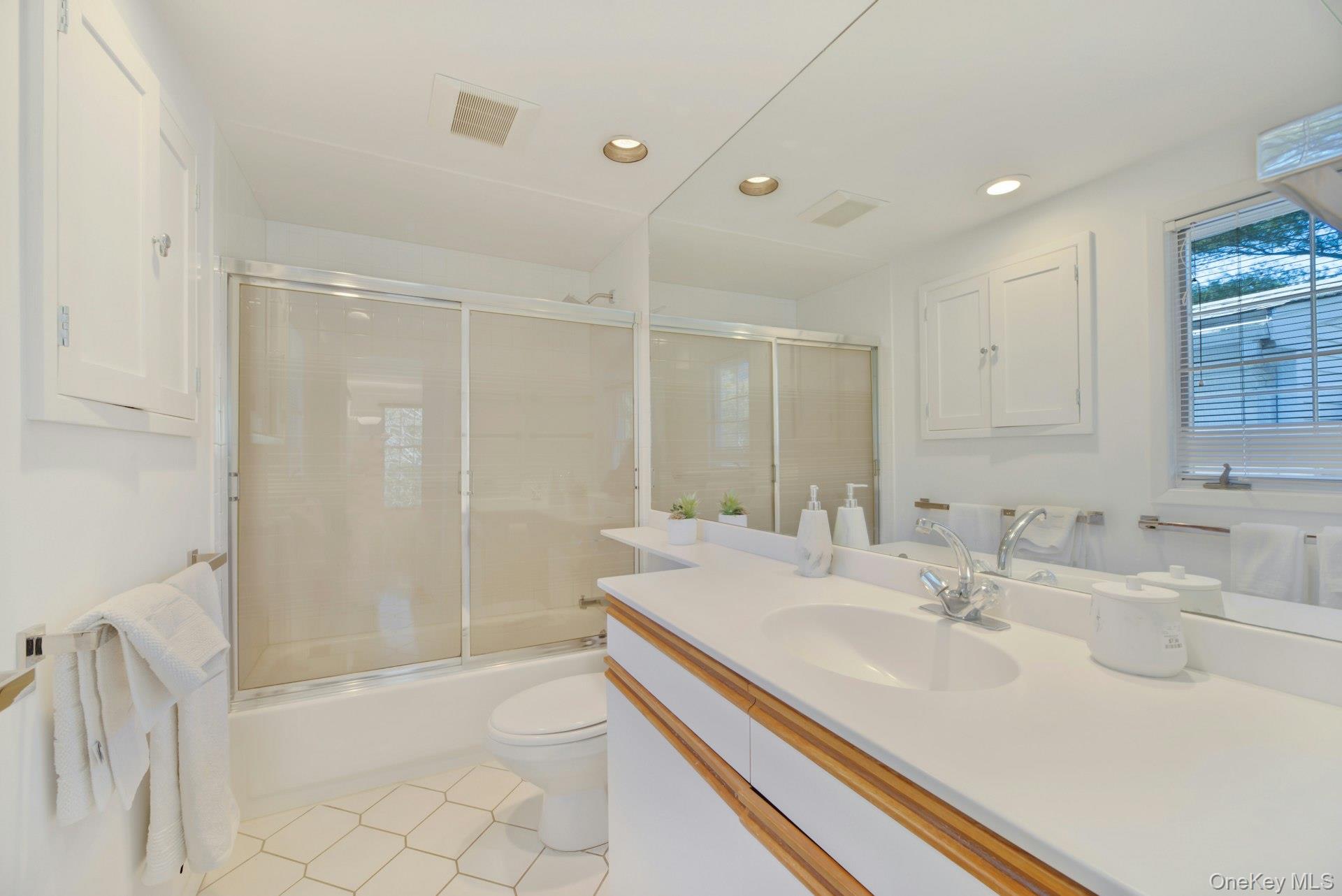 94 S Country Road – For Rent photo 32