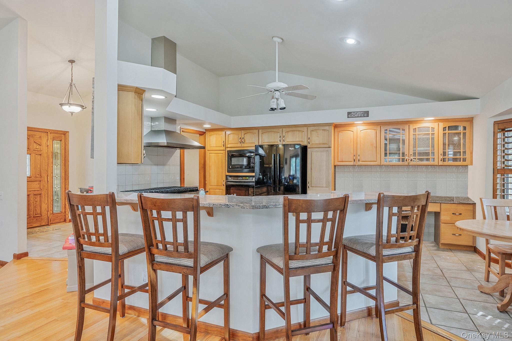 6 Bay Drive – For Rent photo 2