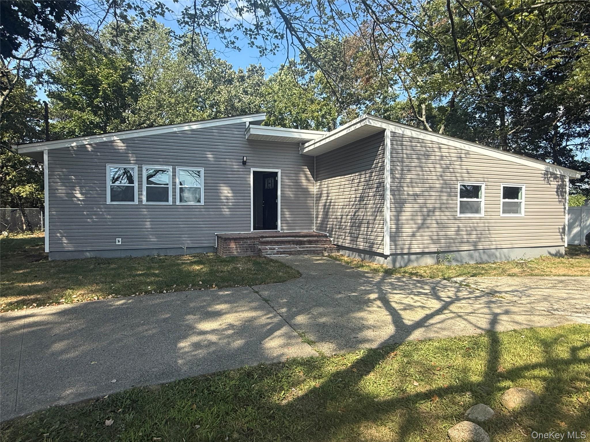 248 E Shore Road – For Sale photo 3