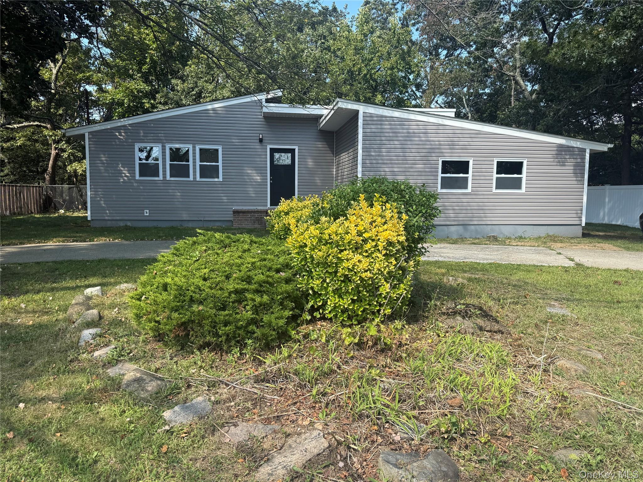248 E Shore Road – For Sale photo 11