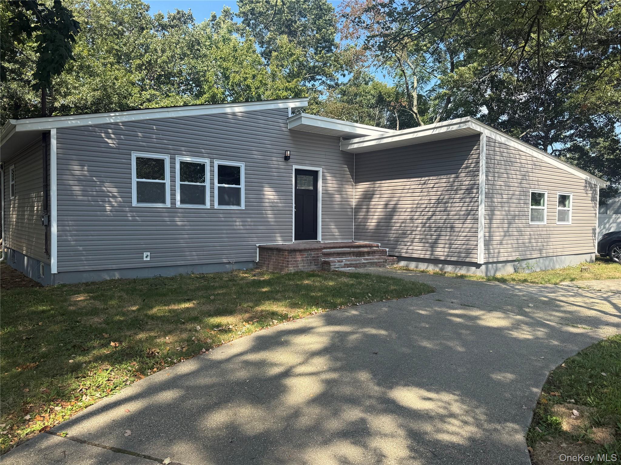 248 E Shore Road – For Sale photo 6