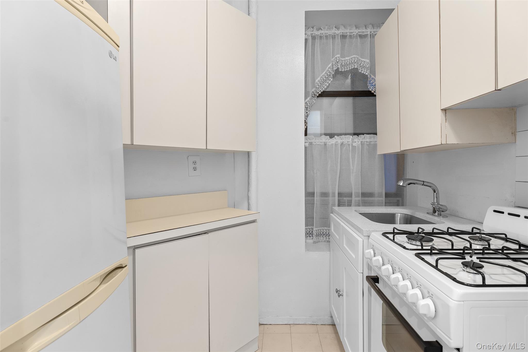 246 E 51st Street, Unit 7 photo 8