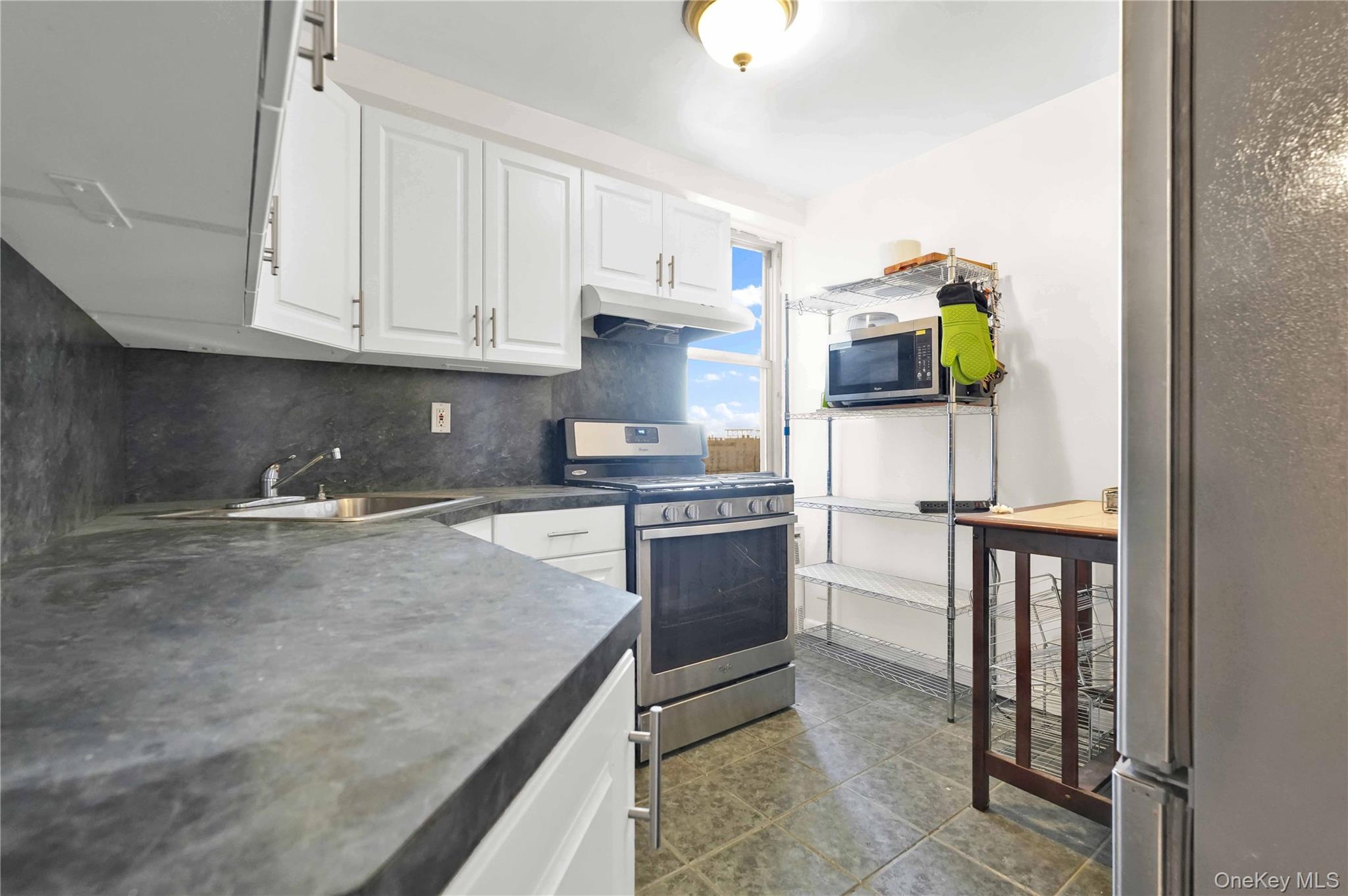 6120 Grand Central Parkway, Unit B605 photo 8
