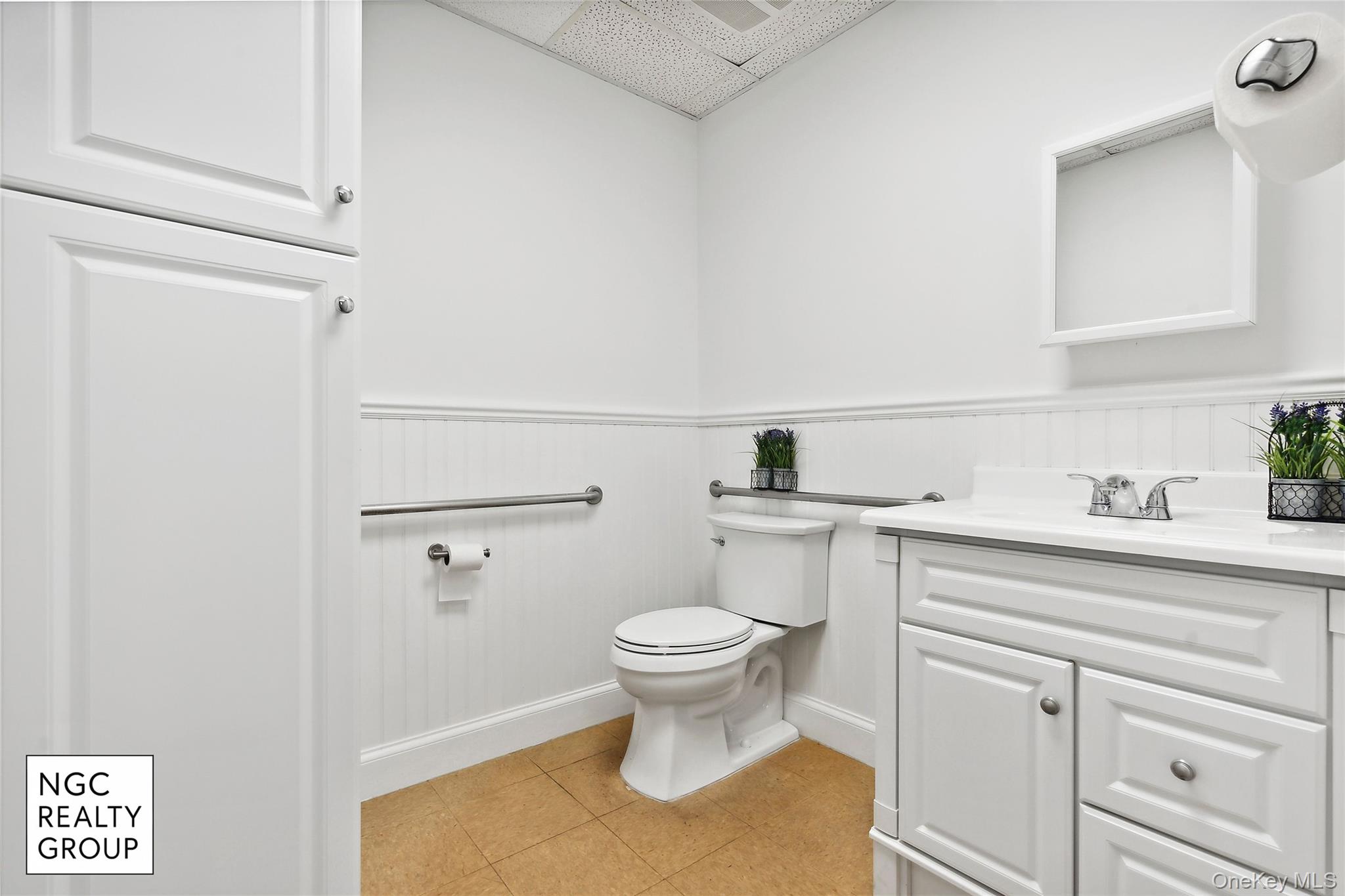 180 Old Country Road – For Rent photo 4