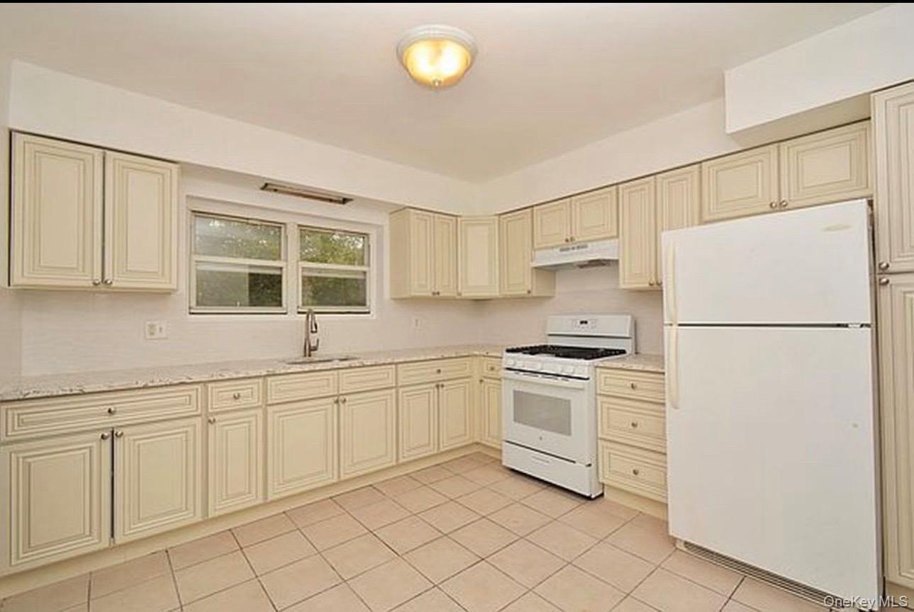 980 Jerome Street – For Sale photo 4
