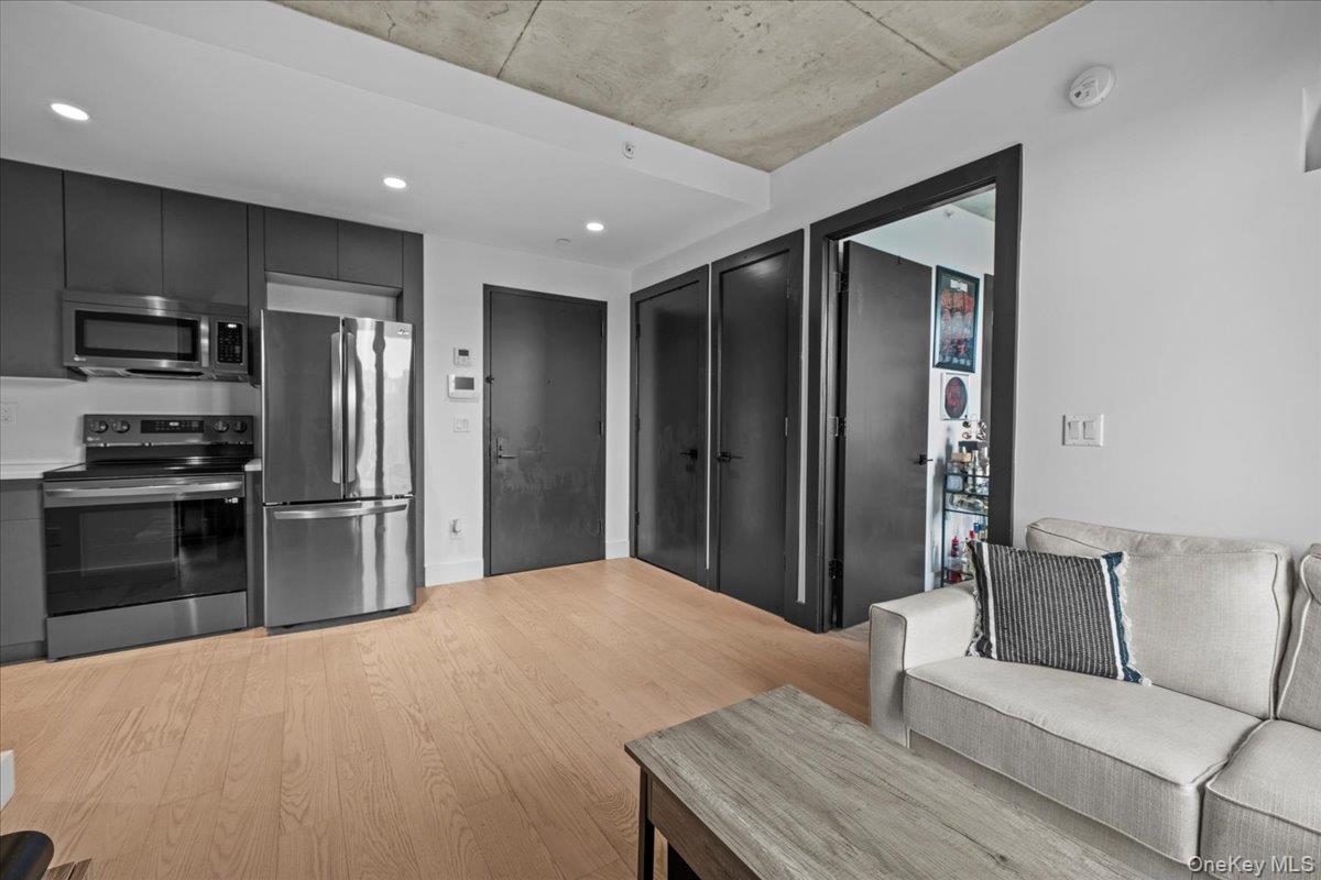 458 E 25th St, Unit 305 photo 3