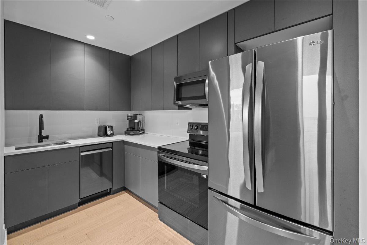 458 E 25th St, Unit 305 photo 5