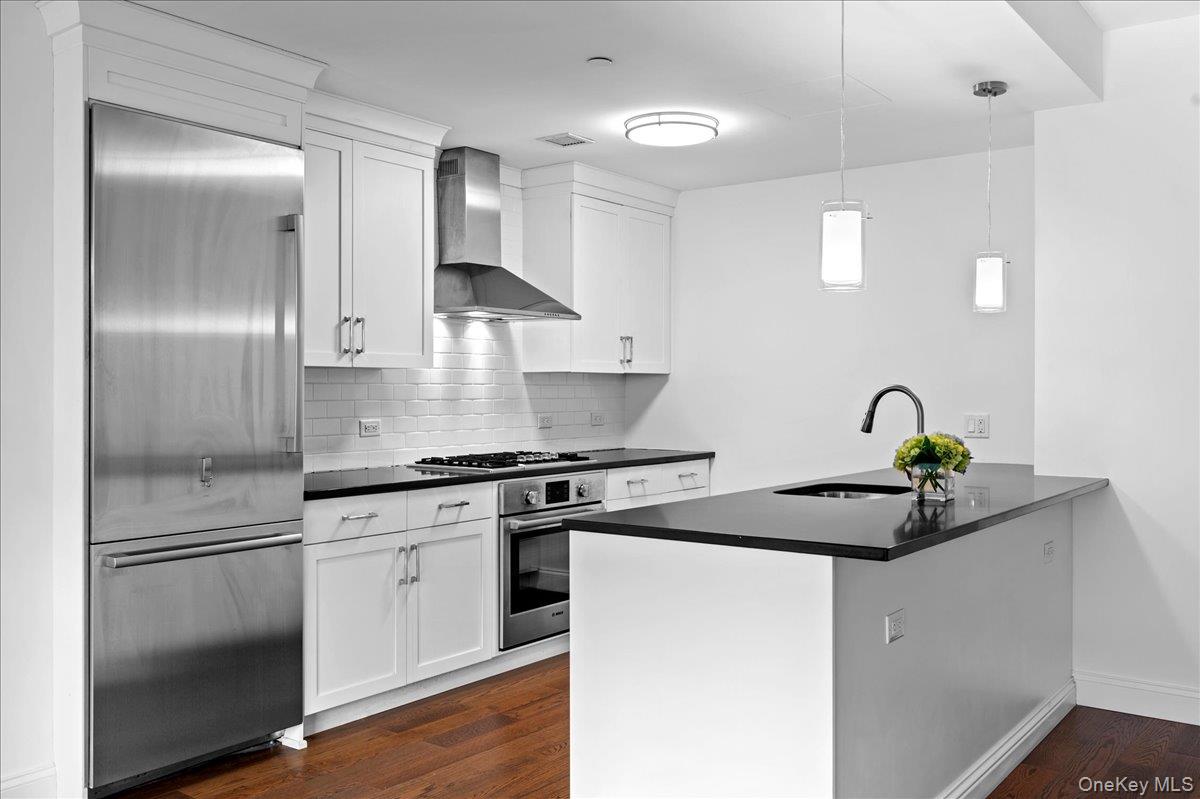 10 Byron Place, Unit 306 photo 9
