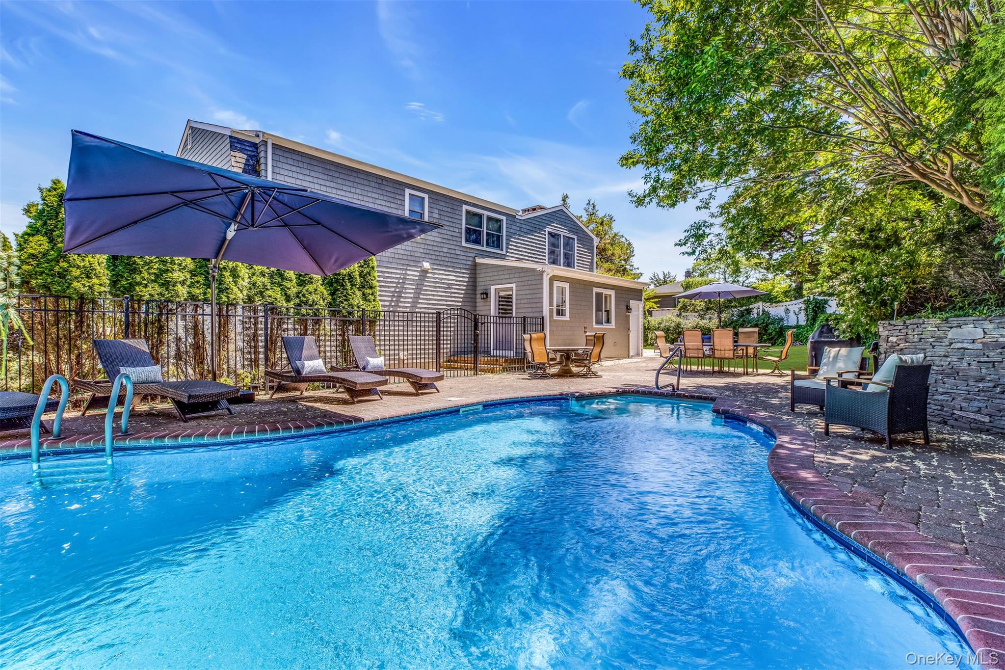 345 Colonial Road – For Rent