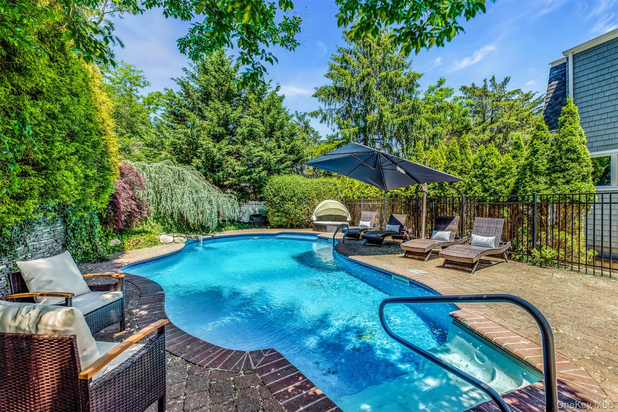 345 Colonial Road – For Rent photo 2