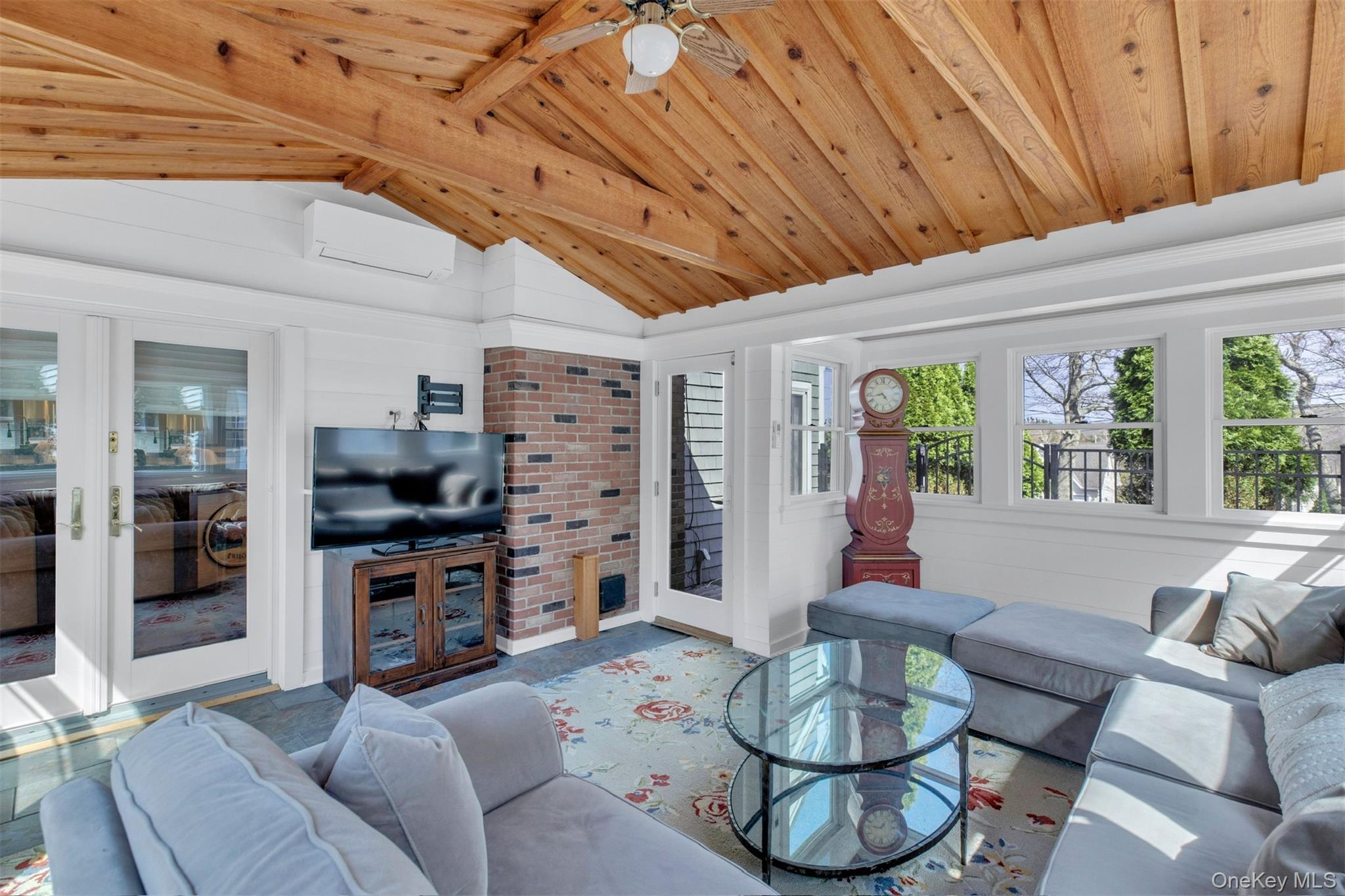 345 Colonial Road – For Rent photo 28