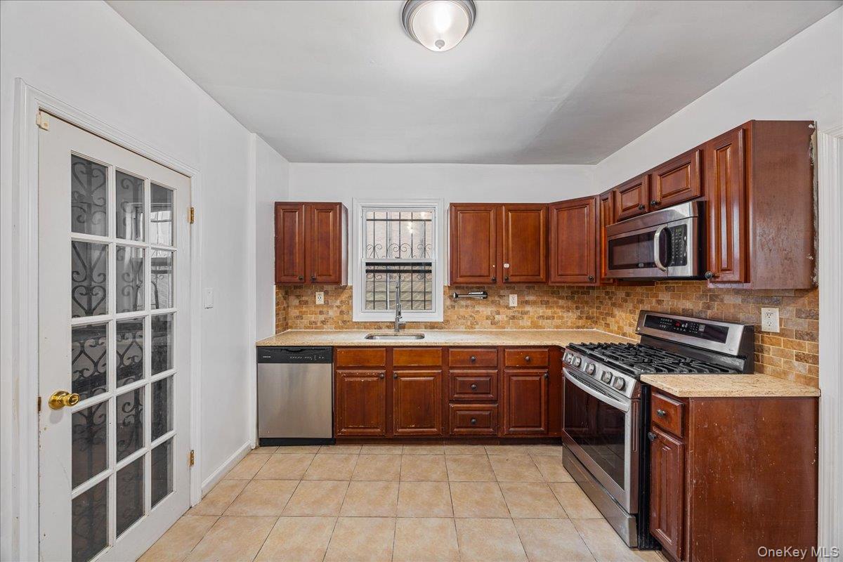 1787 Randall Avenue – For Sale photo 11