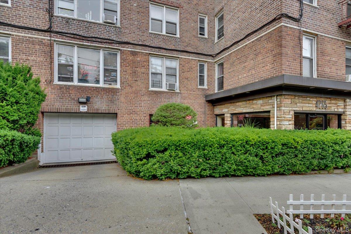 4265 Webster Ave., Unit 5C photo 2