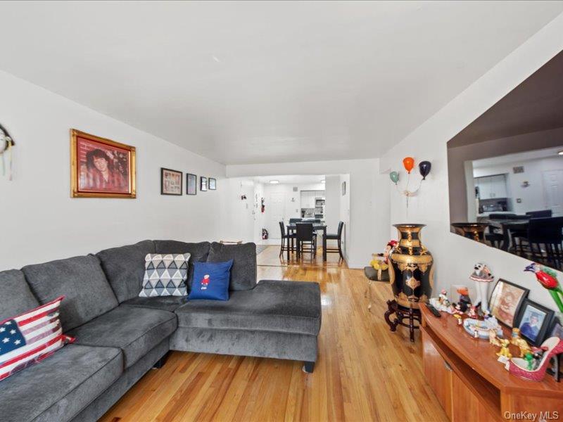 1910 S Pelham Parkway S, Unit 3G photo 5