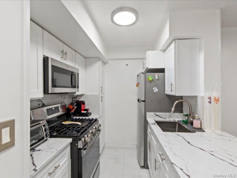 1910 S Pelham Parkway S, Unit 3G photo 10