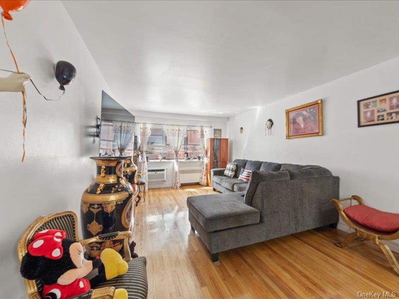 1910 S Pelham Parkway S, Unit 3G photo 4