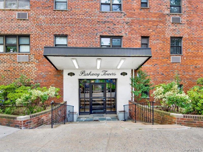 1910 S Pelham Parkway S, Unit 3G