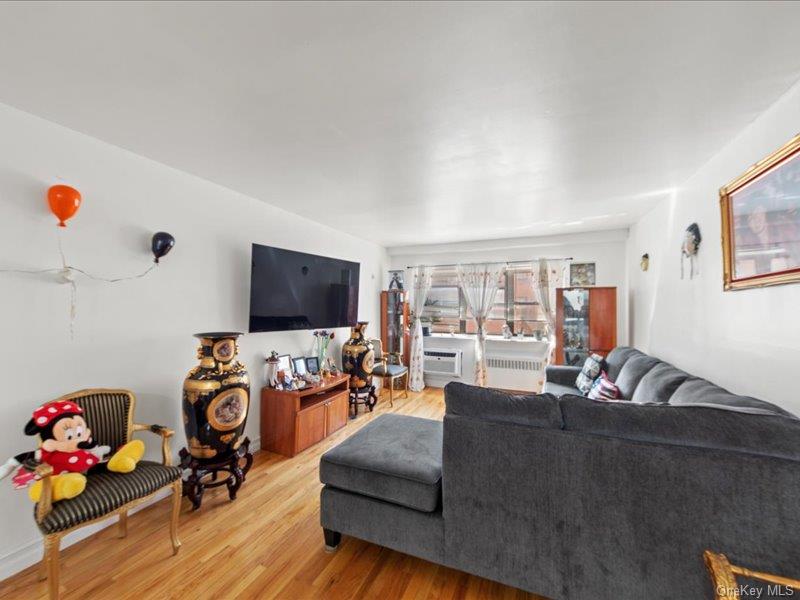 1910 S Pelham Parkway S, Unit 3G photo 2