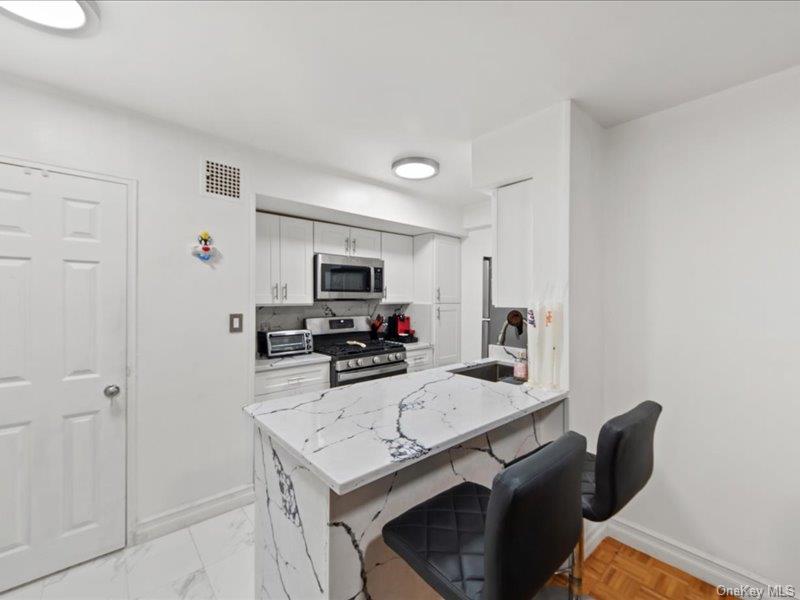 1910 S Pelham Parkway S, Unit 3G photo 11