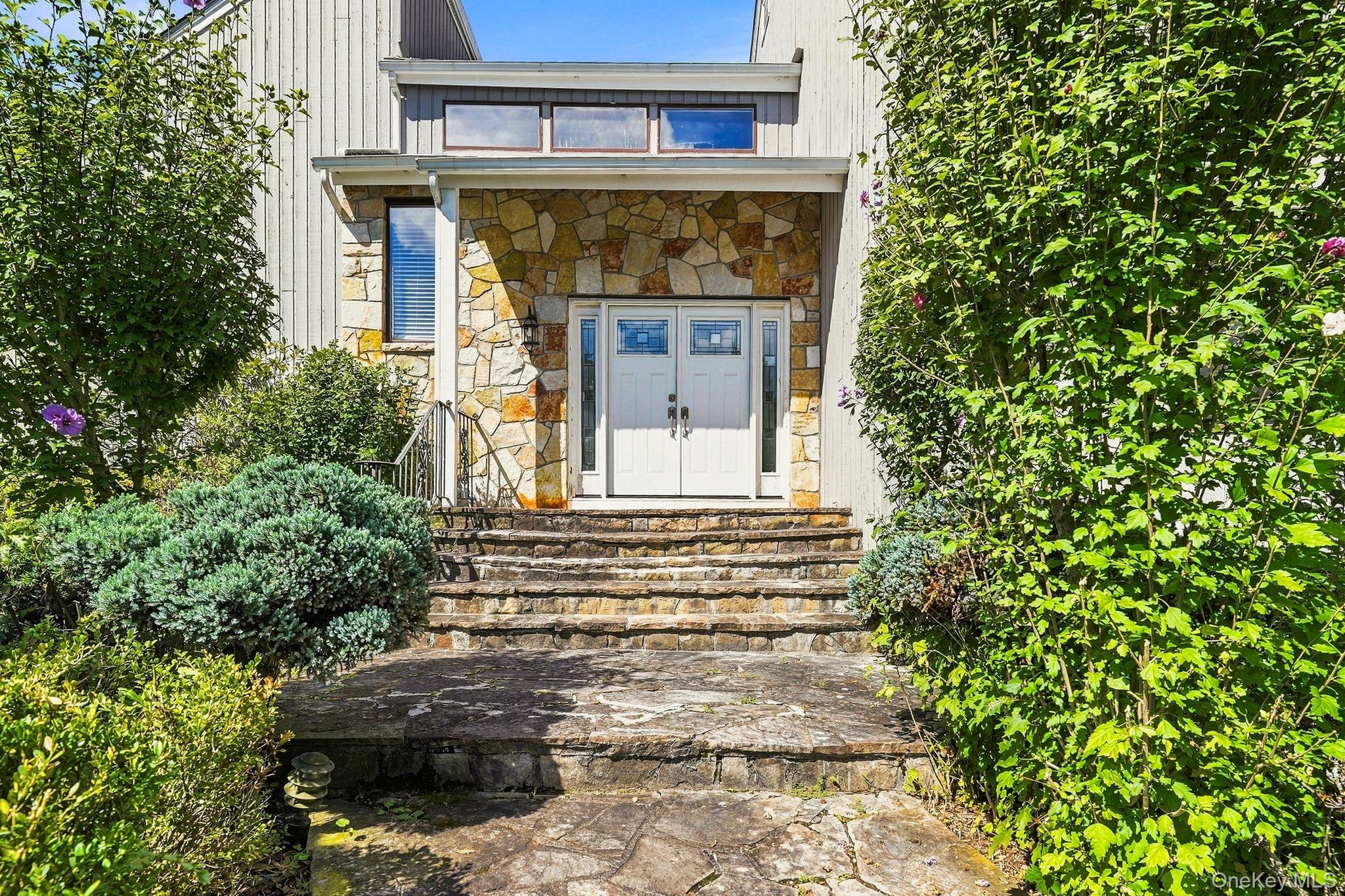 8 Cobbling Rock Drive – For Sale photo 2