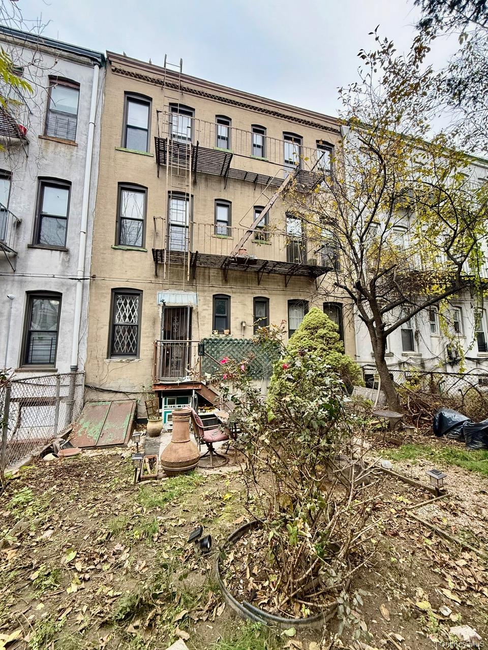2052 Gates Avenue – For Sale photo 19