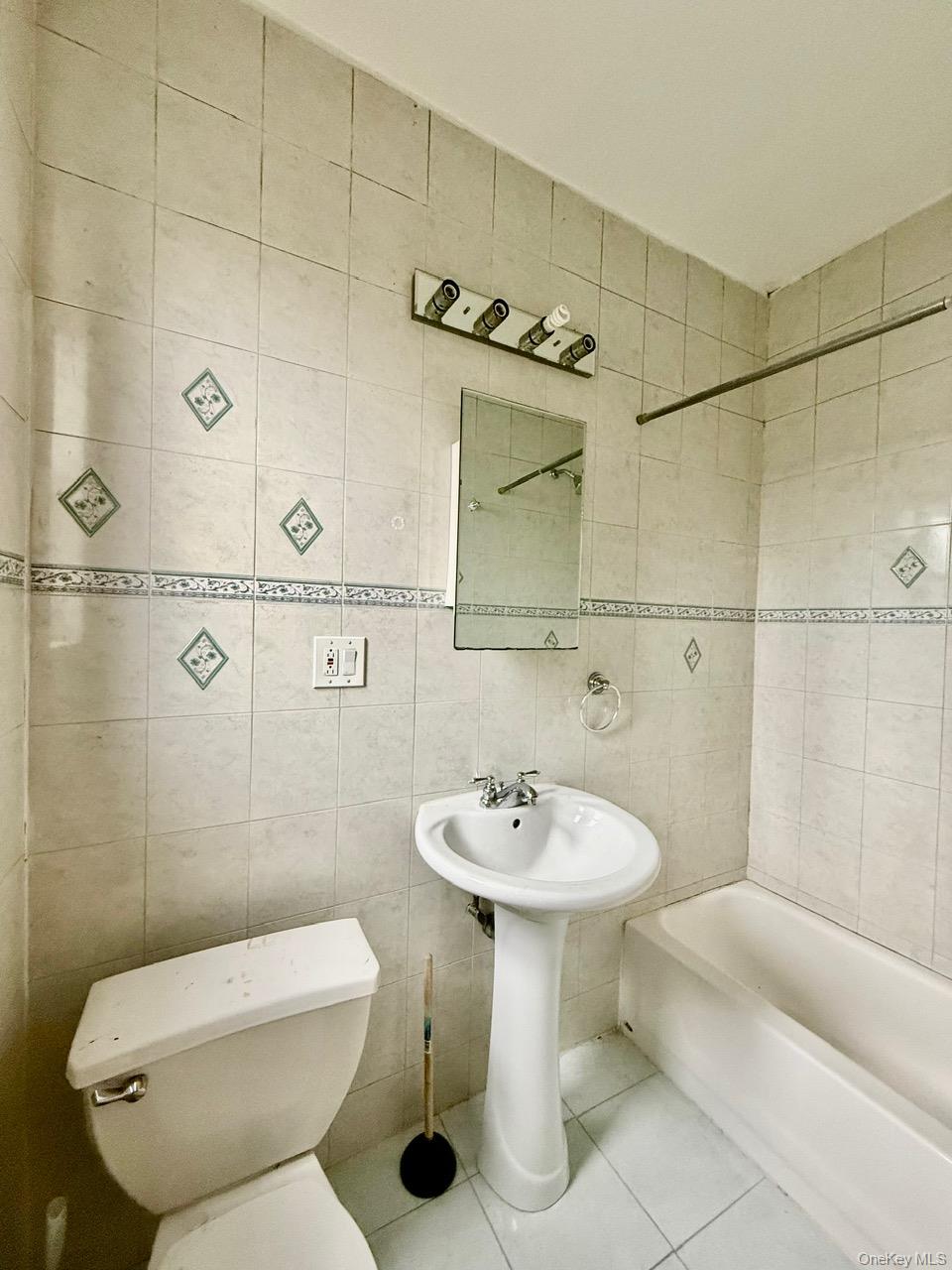2052 Gates Avenue – For Sale photo 17
